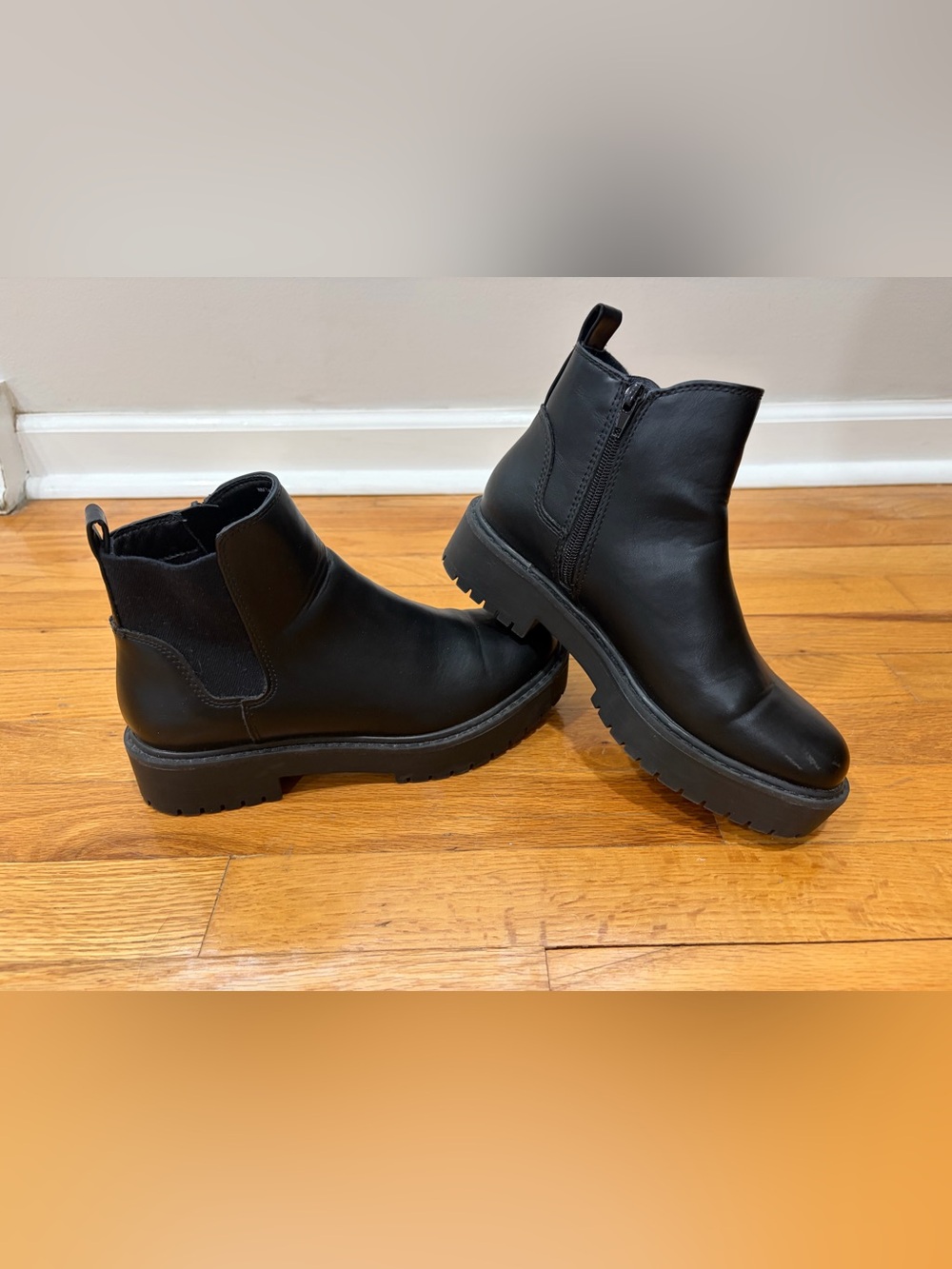 Womens Black Chelsea Boots-Size 7